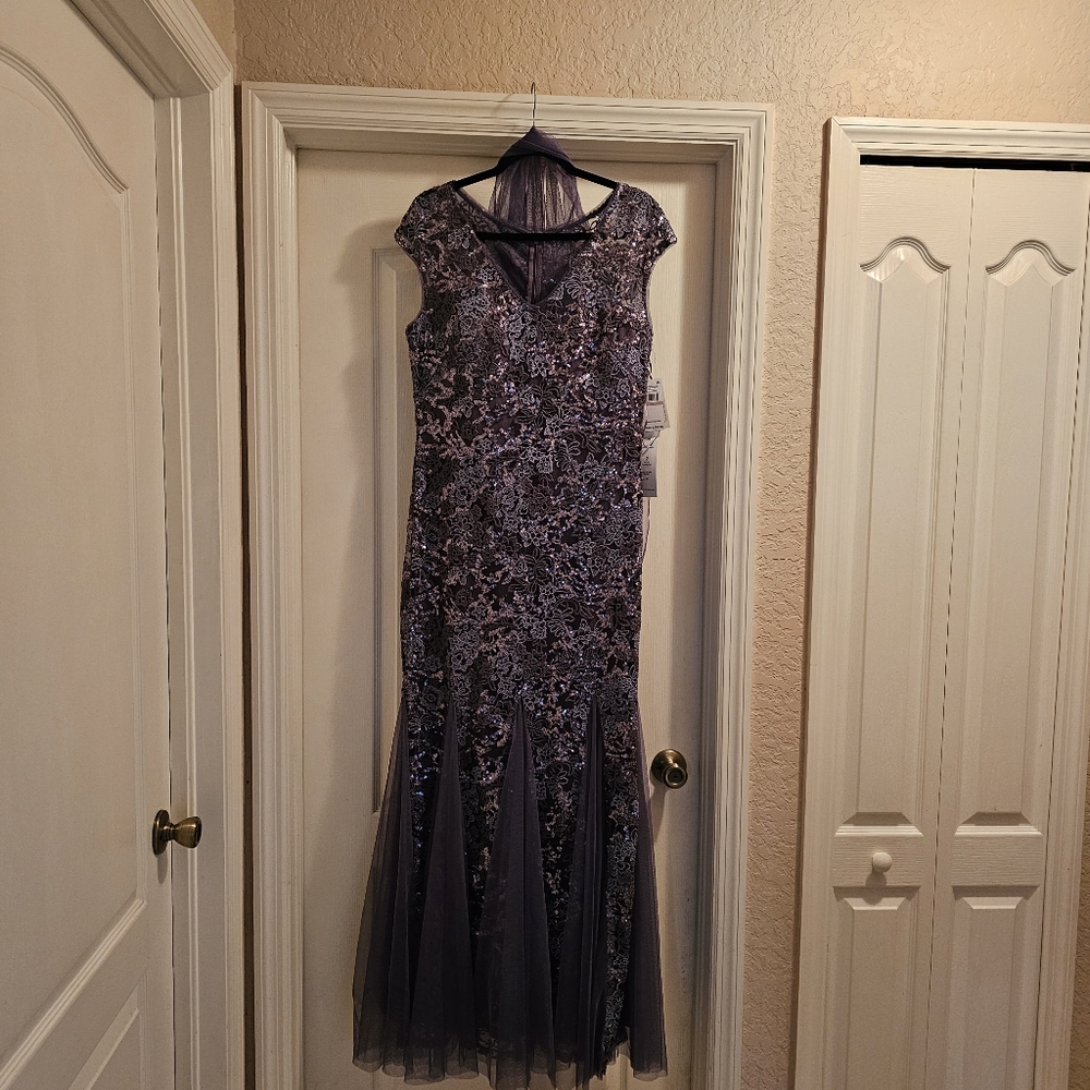 Alex Evening Elegant Purple Lace Evening Gown - Size 12 - Picture 11 of 12